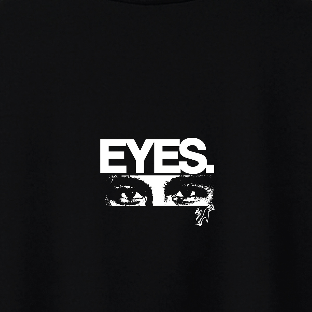 نمای نزدیک طرح تیشرت مشکی طرح دار و نوشته Eyes