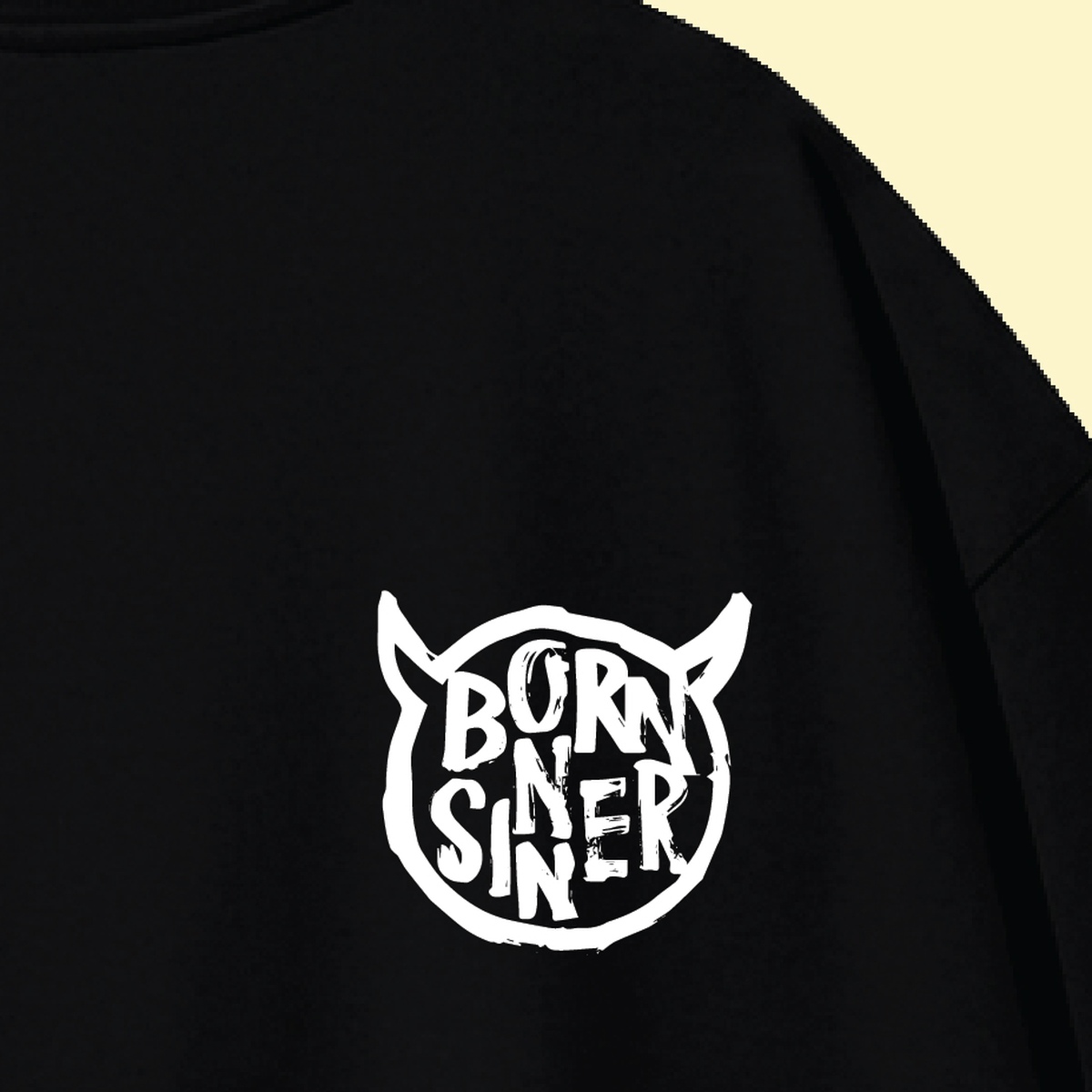 نمای نزدیک طرح تیشرت مشکی طرح نوشته Born sinner