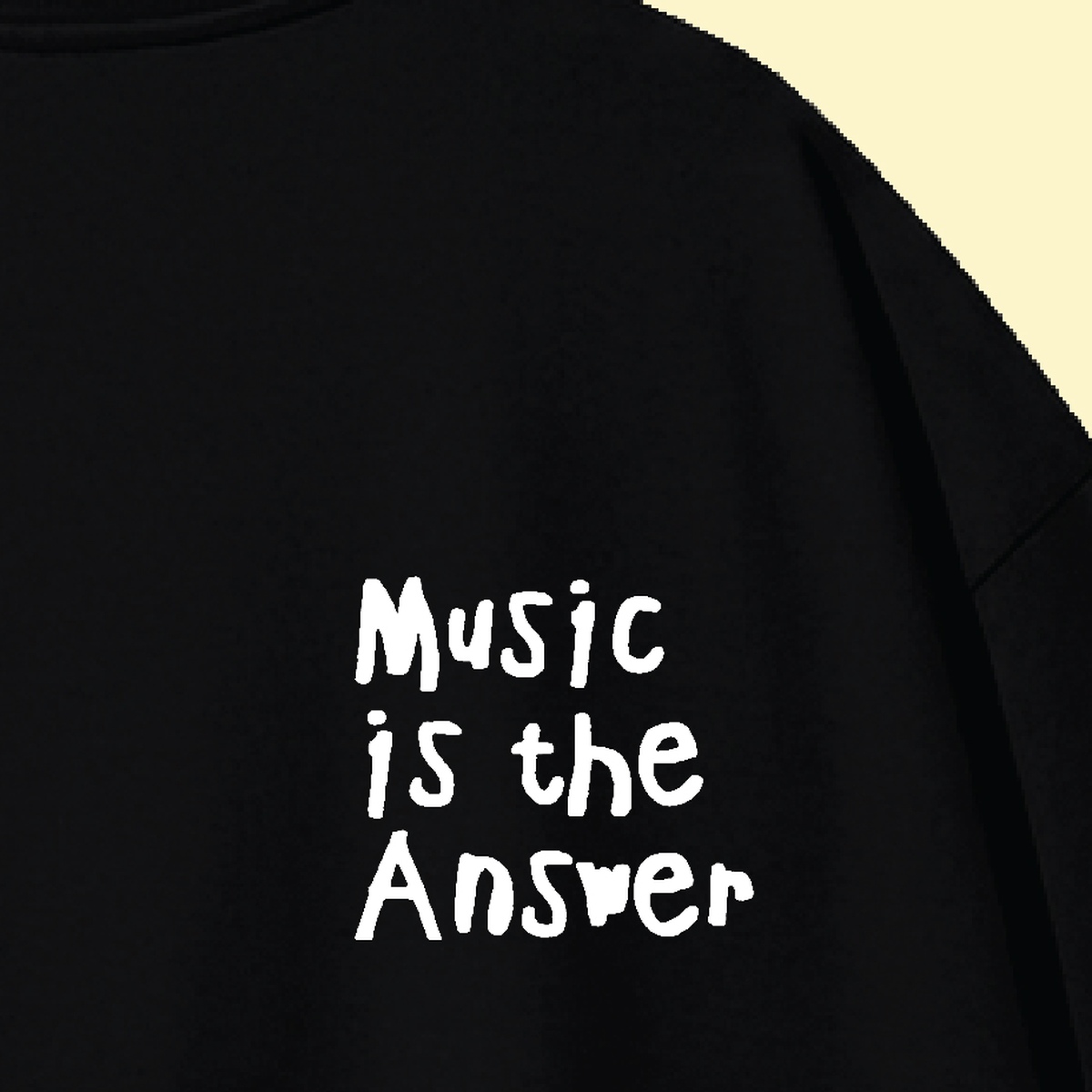 نمای نزدیک طرح تیشرت مشکی طرح نوشته Music is the answer