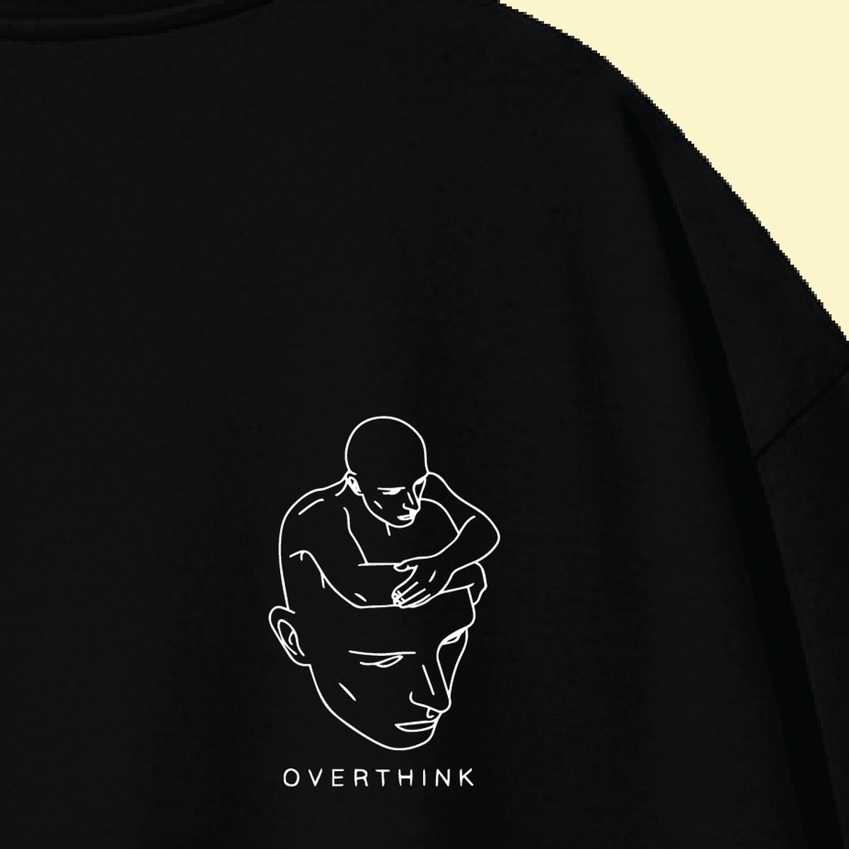 نمای نزدیک طرح تیشرت مشکی طرح چهره و نوشته Overthink